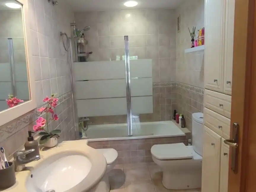 Piso de alquiler en Carrer del Professor Ángel Lacalle, 24, Sant Isidre Baño de Piso de alquiler en Valencia con Aire acondicionado, Calefacción y Amueblado