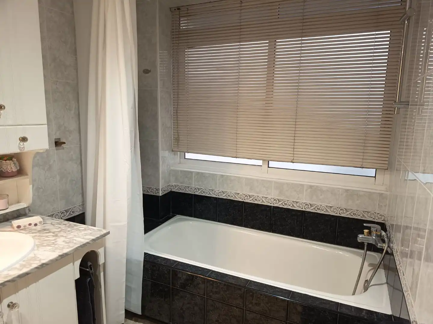 Flat for rent in Avenida Virgen de los Dolores, 18, Vista Alegre - Parque Cruz Conde Bathroom of Flat for rent in Córdoba with Air Conditioner, Heating and Furnished