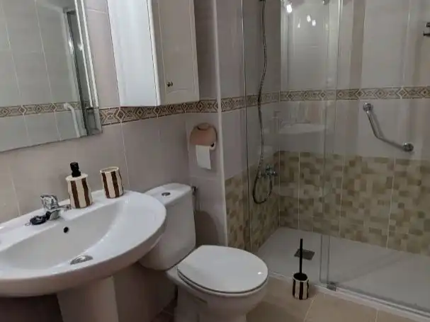 Flat for rent in Calle Joaquín Román Álvarez, 1, Las Almenas Bathroom of Flat for rent in Tomares with Air Conditioner, Heating and Swimming Pool