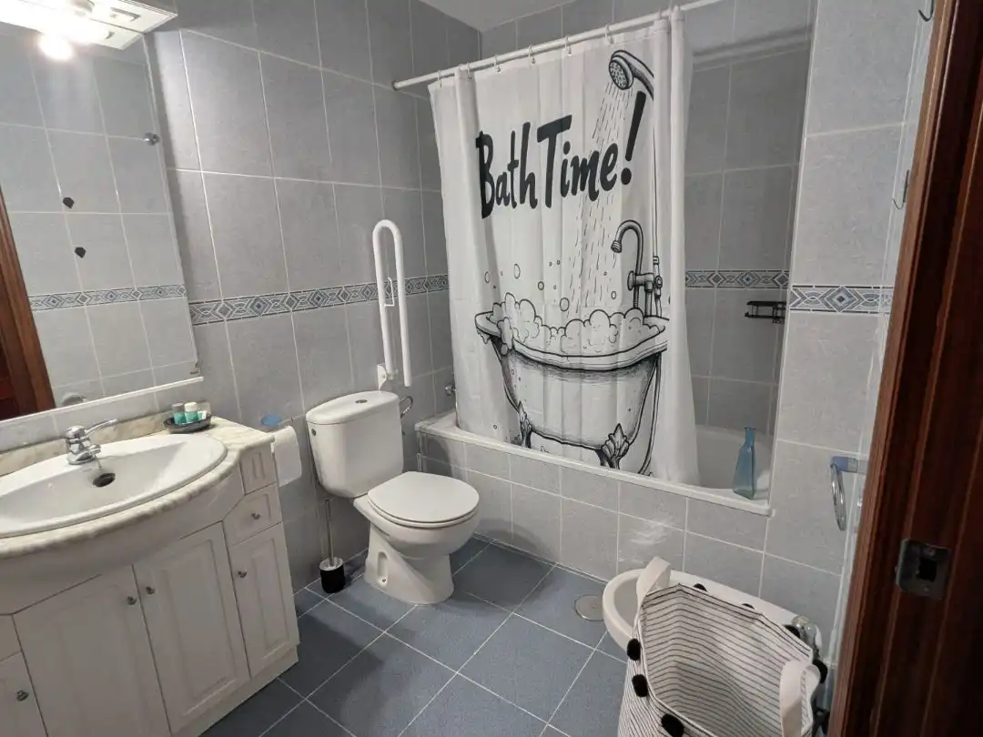 Flat for rent in Calle Joaquín Román Álvarez, 1, Las Almenas Bathroom of Flat for rent in Tomares with Air Conditioner, Heating and Swimming Pool