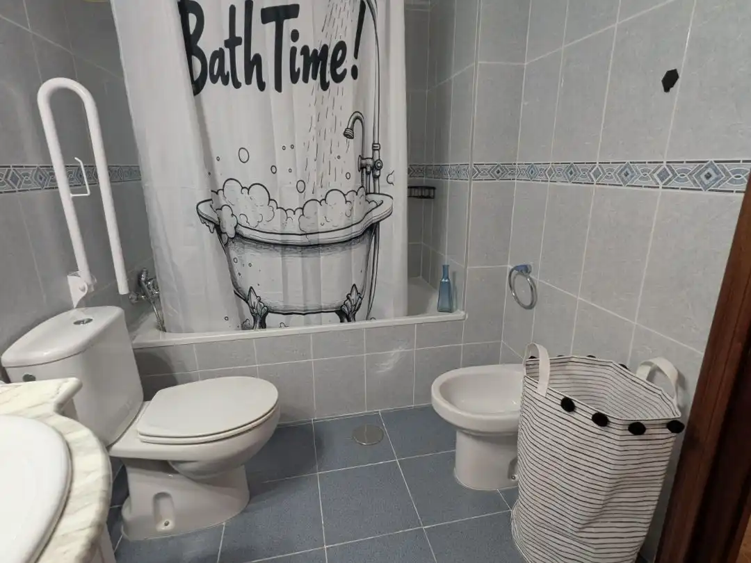 Flat for rent in Calle Joaquín Román Álvarez, 1, Las Almenas Bathroom of Flat for rent in Tomares with Air Conditioner, Heating and Swimming Pool