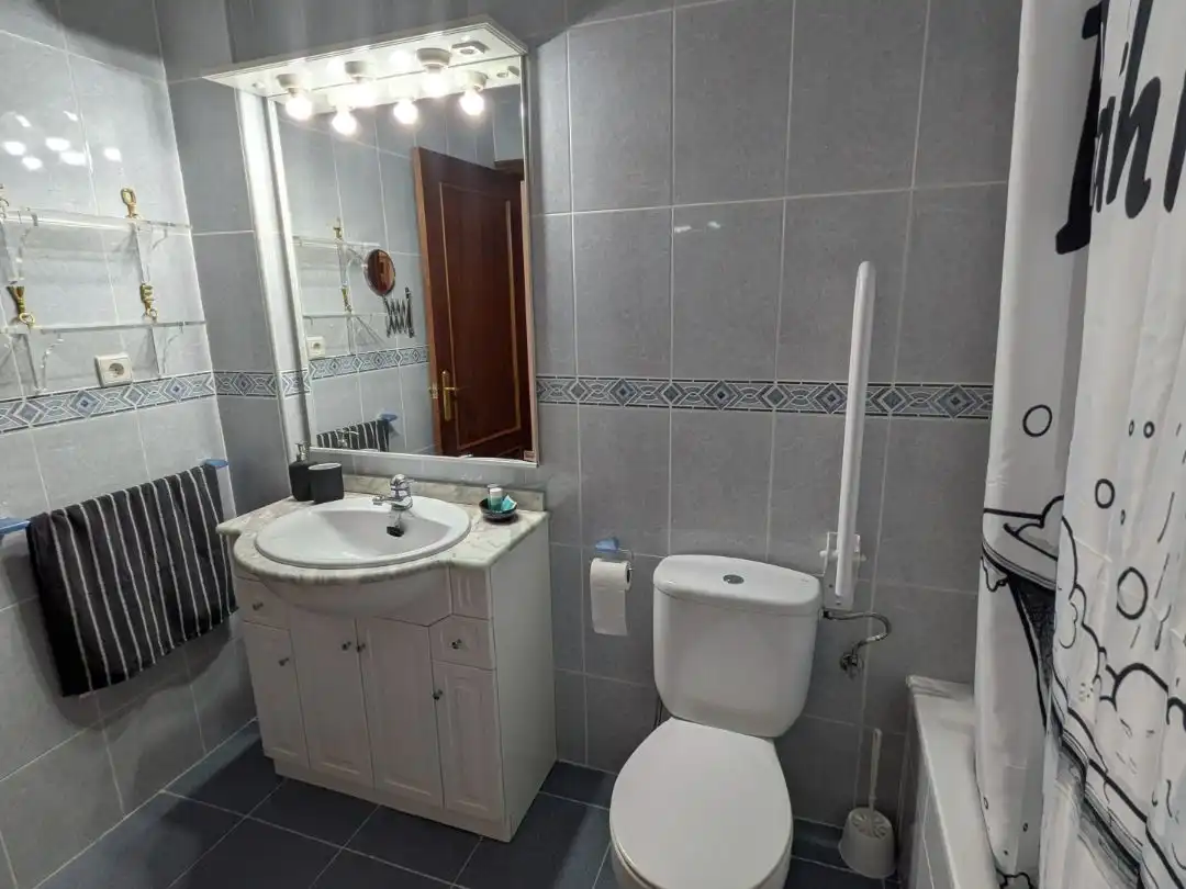 Flat for rent in Calle Joaquín Román Álvarez, 1, Las Almenas Bathroom of Flat for rent in Tomares with Air Conditioner, Heating and Swimming Pool
