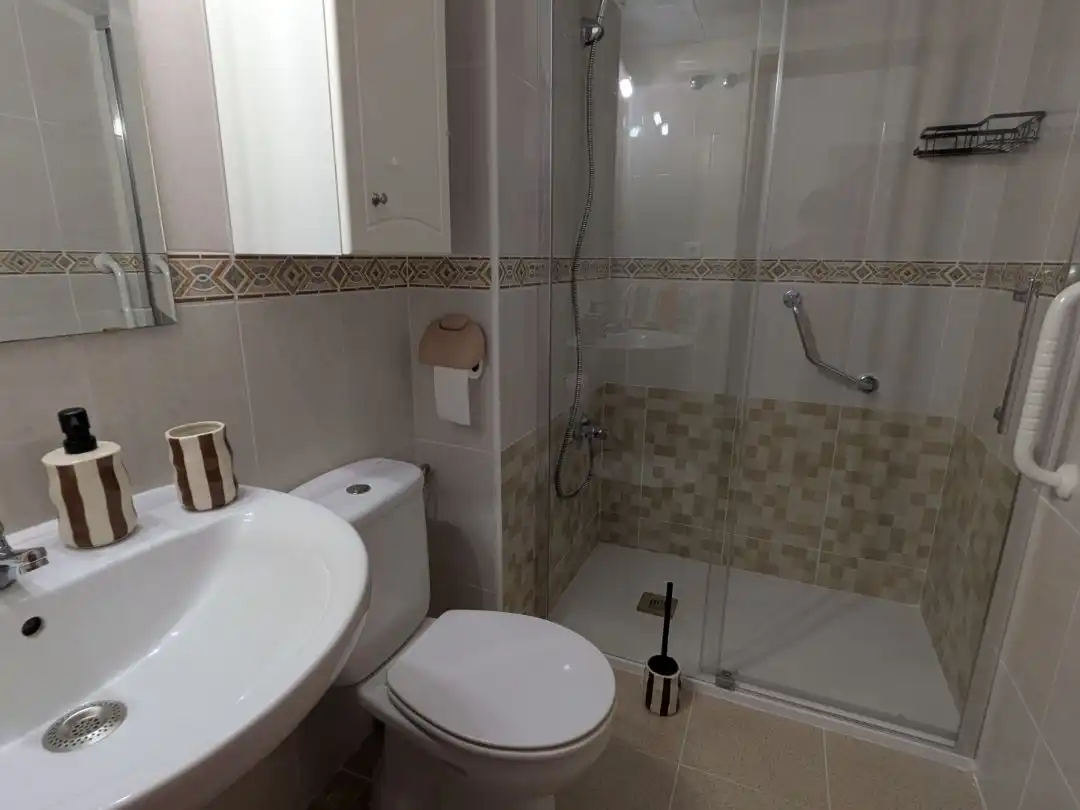Flat for rent in Calle Joaquín Román Álvarez, 1, Las Almenas Bathroom of Flat for rent in Tomares with Air Conditioner, Heating and Swimming Pool