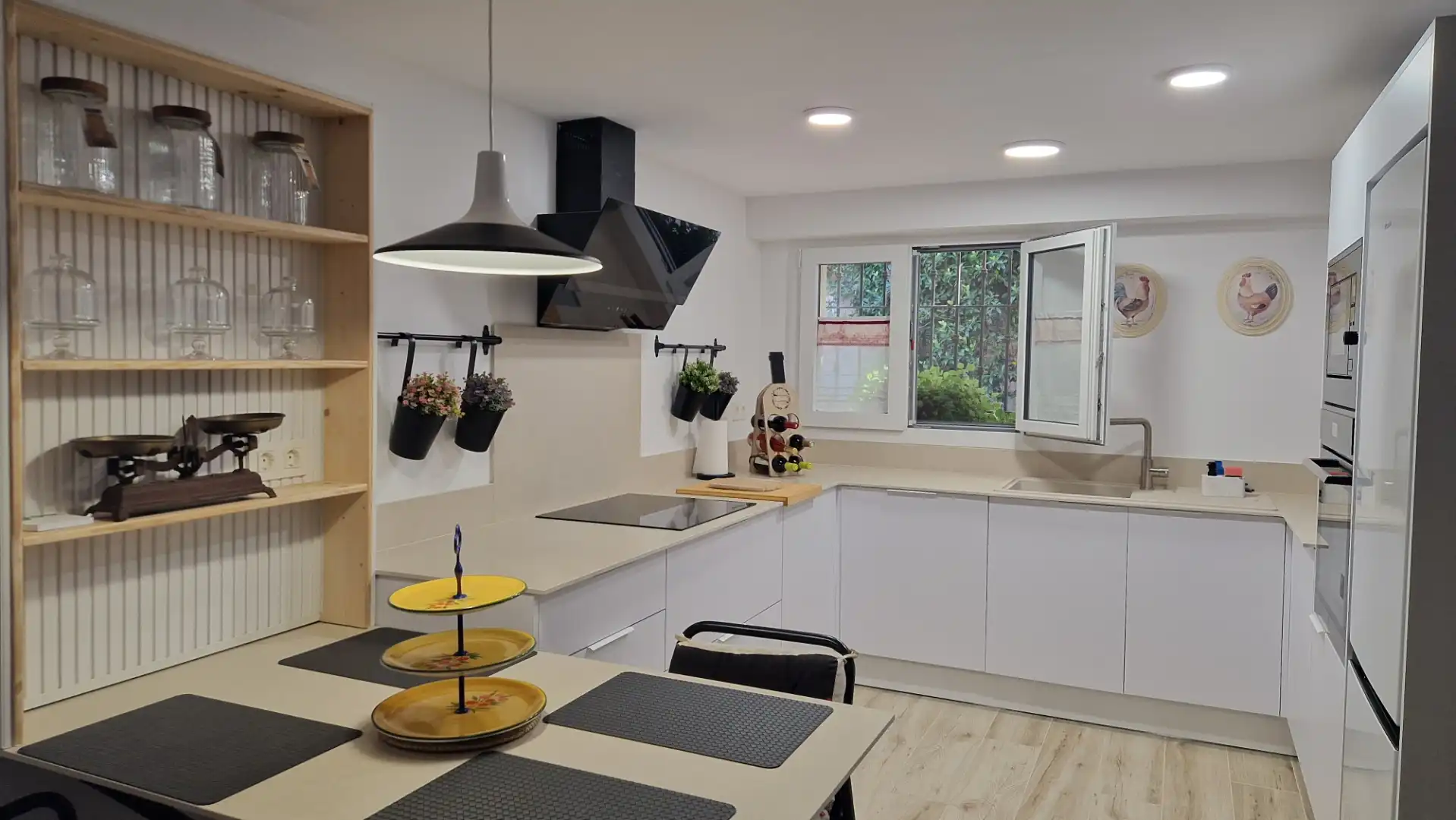 Piso de alquiler en Avinguda Reina Fabiola, 28, El Colomer - La Bateria - La Coma Cocina de Piso de alquiler en Llançà con Aire acondicionado, Calefacción y Jardín privado