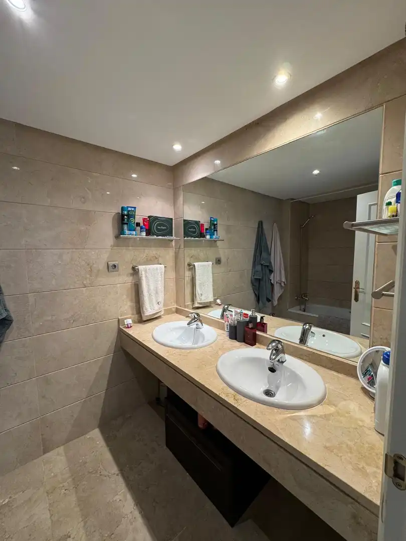 Apartament de lloguer a Conjunto la Dama de Noche, 13, La Dama de Noche - La Alzambra Bany de Apartament de lloguer en Marbella amb Aire condicionat, Calefacció i Jardí privat