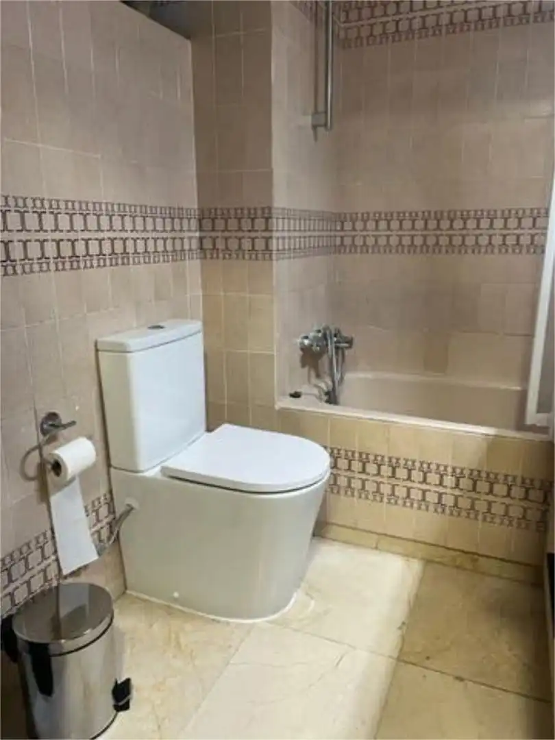 Baño de Apartamento de alquiler en Salou con Calefacción, Terraza y Piscina
