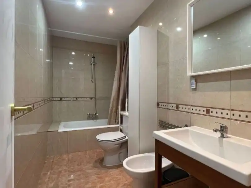 Apartamento de alquiler en Plaza Iglesia, 5, Fuentes de Ebro Baño de Apartamento de alquiler en Fuentes de Ebro con Aire acondicionado, Parquet y Amueblado