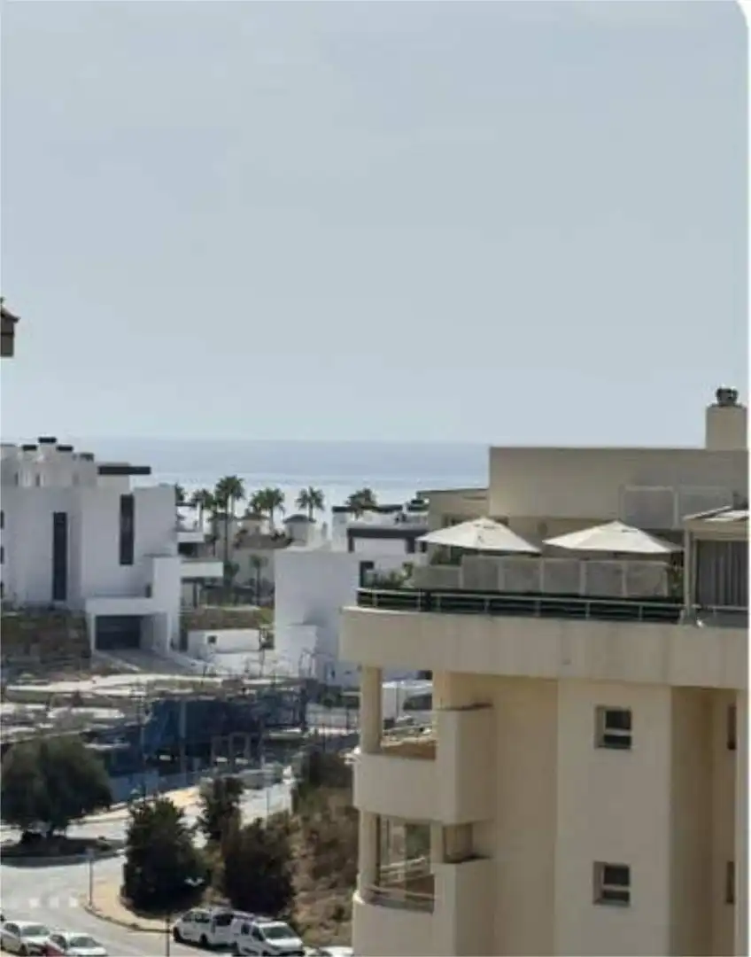 Wohnungen zur Miete in Los Nadales - Tio Charles Außenansicht von Wohnungen zur Miete in Benalmádena mit Terrasse und Schwimmbad