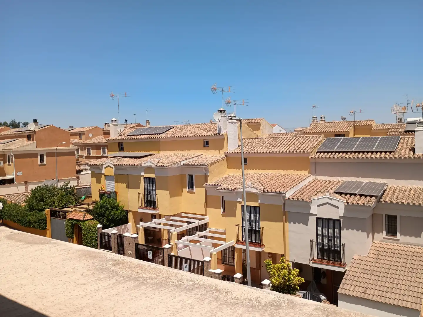 Casa adosada en venda a Calle Alfonso de la Torre Marín, 12, Churriana - El Pizarrillo - La Noria-Guadalsol Vista exterior de Casa adosada en venda en Málaga Capital amb Aire condicionat, Terrassa i Balcó