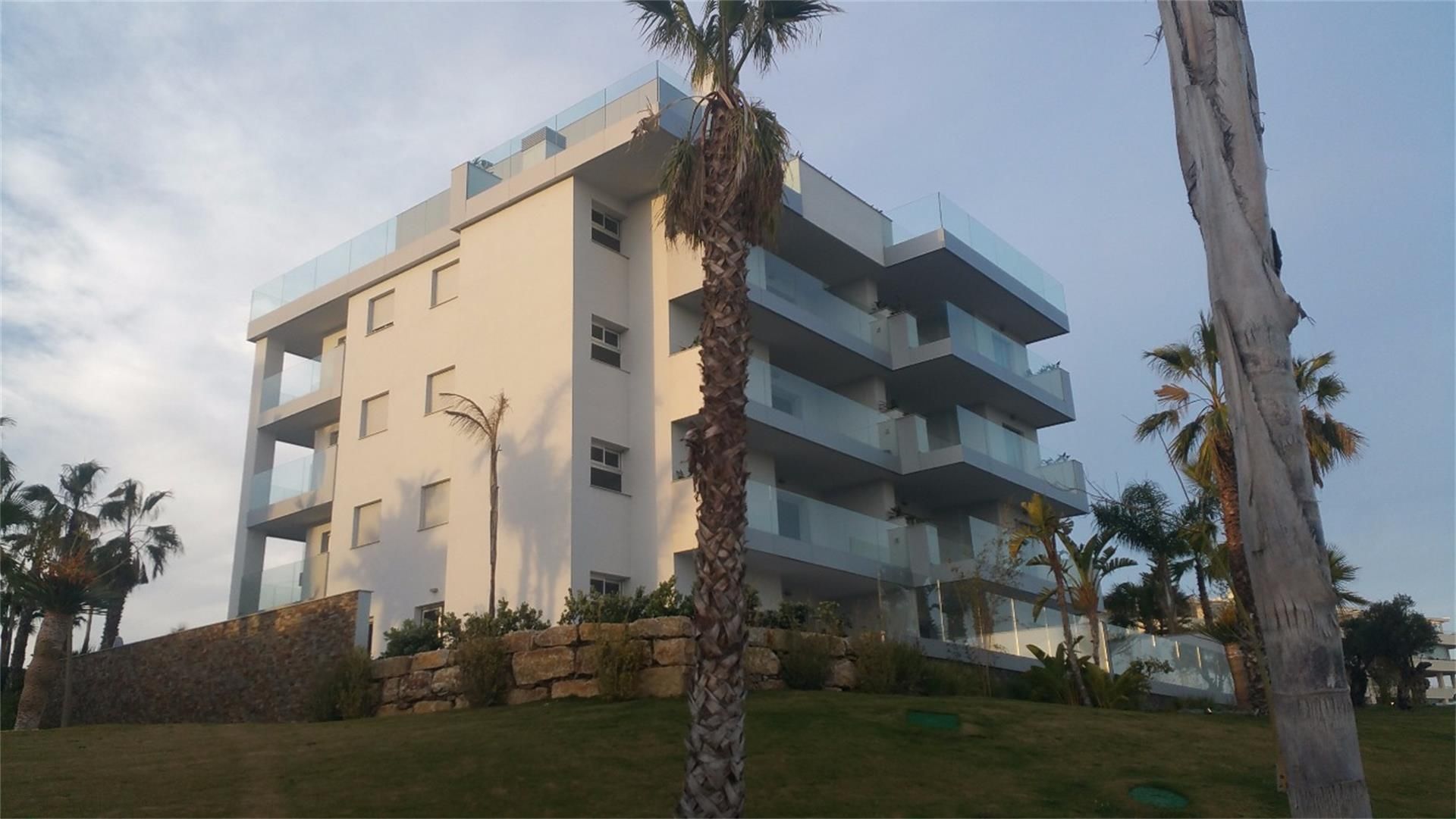 Vista exterior de Pis en venda en Mijas amb Aire condicionat, Jardí privat i Terrassa