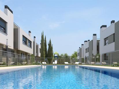 Piscina de Casa adosada en venda en Torrejón de Ardoz