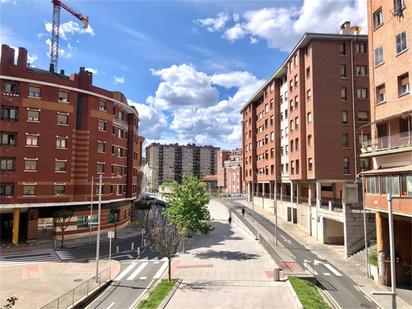 Vista exterior de Pis en venda en Bilbao  amb Terrassa i Balcó