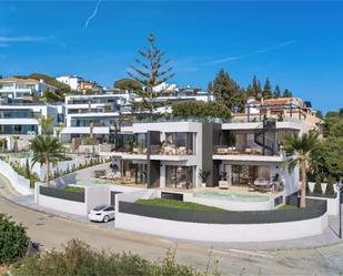 Vista exterior de Casa adosada en venda en Marbella amb Piscina