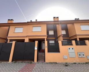 Exterior view of Single-family semi-detached for sale in Parla  with Air Conditioner and Terrace