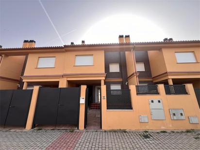 Vista exterior de Casa adosada en venda en Parla amb Aire condicionat i Terrassa