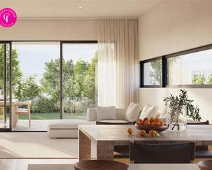 Sala d'estar de Casa adosada en venda en Vilablareix amb Aire condicionat, Terrassa i Balcó