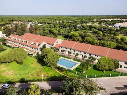 Vista exterior de Casa adosada en venda en Cartaya amb Aire condicionat, Jardí privat i Parquet